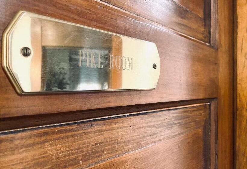 تختخواب و صبحانه The Abriendo Inn