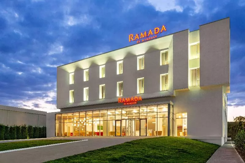Hotelli Ramada By Wyndham Targu Jiu