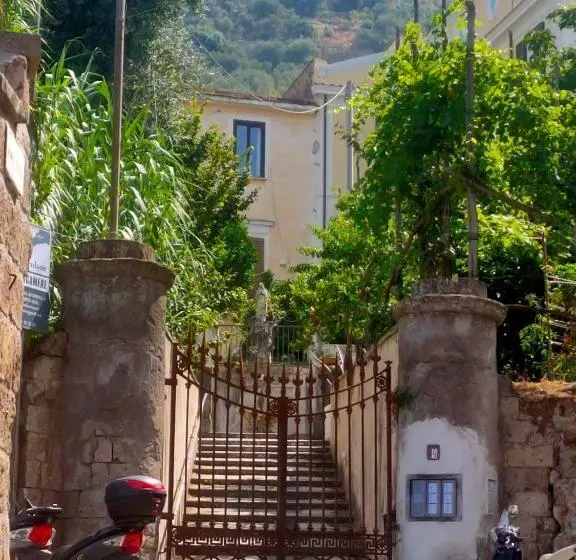 ベッドアンドブレックファースト Lux Aurea