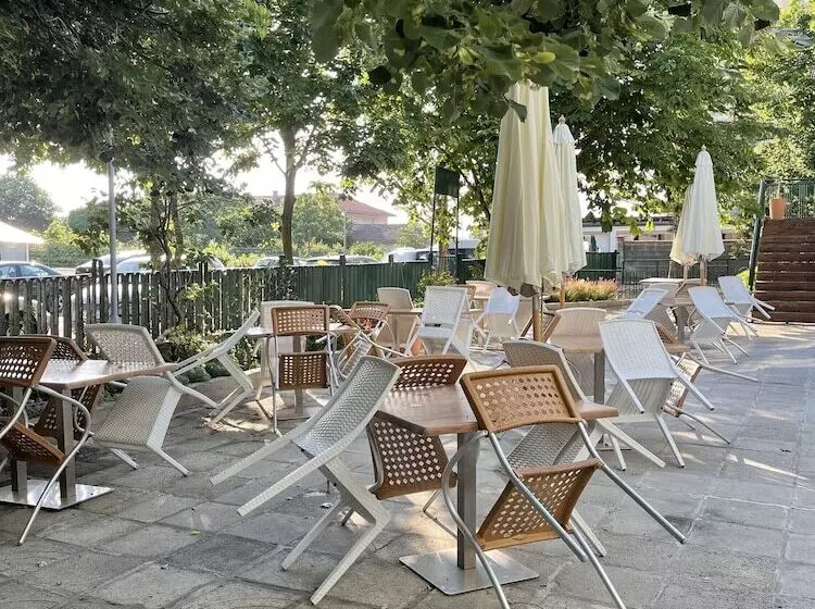 Hotelli Amadina Garden