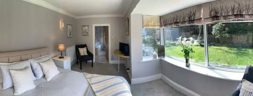 تختخواب و صبحانه The Garden Suite