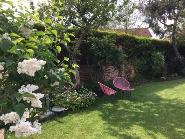 تختخواب و صبحانه The Garden Suite