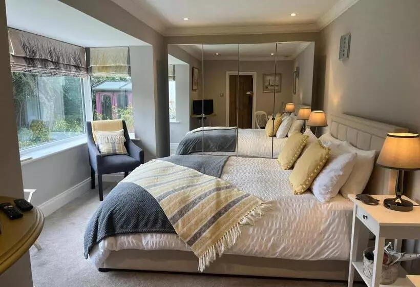 تختخواب و صبحانه The Garden Suite