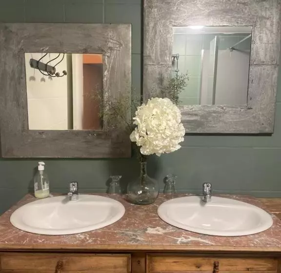 Aamiaismajoitus (B&B) Ferme St Pierre Gîte Autonome 2 4 Personnes