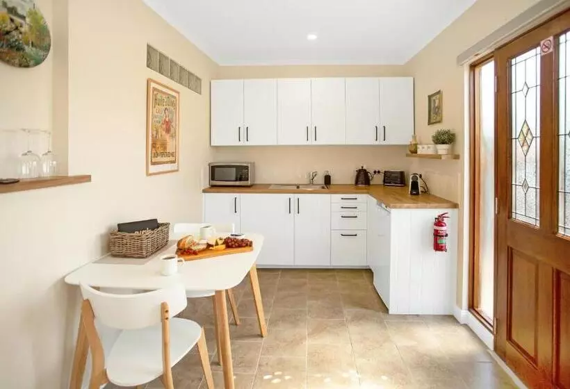 Aamiaismajoitus (B&B) Settlers Cottage