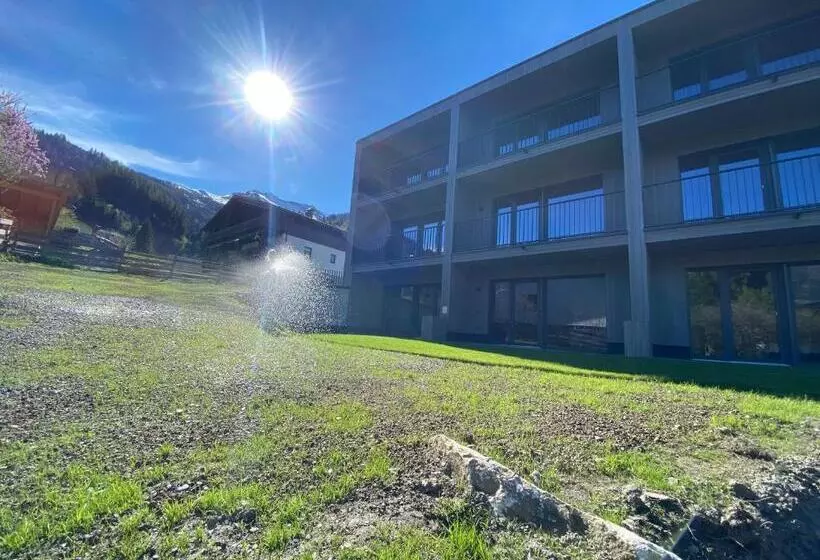 Simple Life Apartments