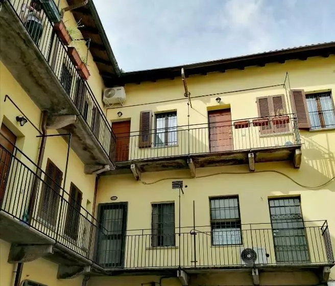 تختخواب و صبحانه Bnbfuorimilano