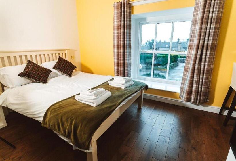 住宿加早餐  Peak District, The Greyhound Inn, Warslow Circa 1750