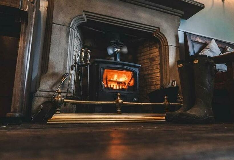 住宿加早餐  Peak District, The Greyhound Inn, Warslow Circa 1750