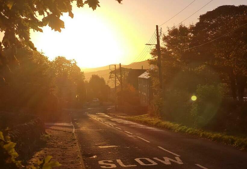住宿加早餐  Peak District, The Greyhound Inn, Warslow Circa 1750