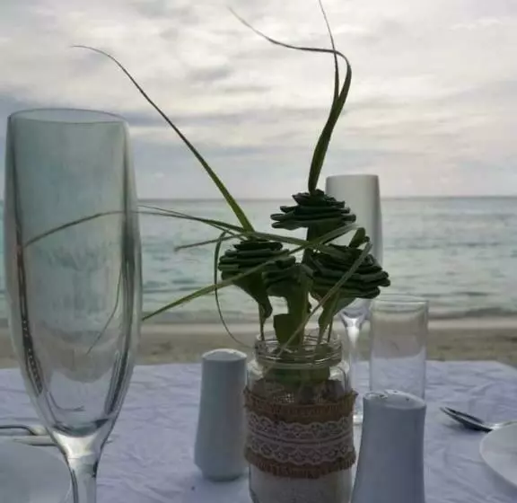 هتل Mandhoo Inn