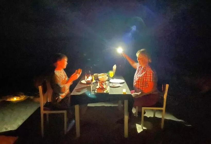 هتل Mandhoo Inn