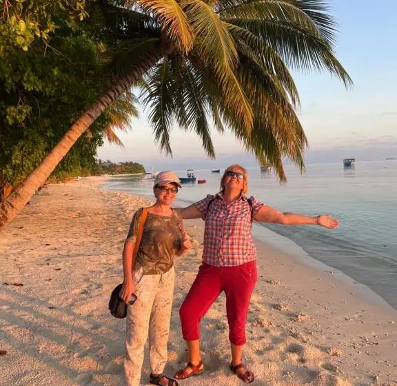 هتل Mandhoo Inn