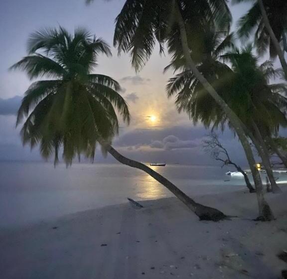 هتل Mandhoo Inn