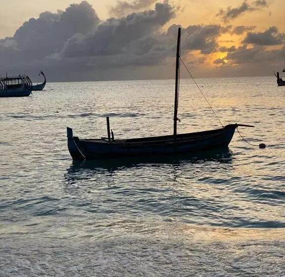 هتل Mandhoo Inn
