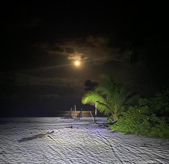 هتل Mandhoo Inn