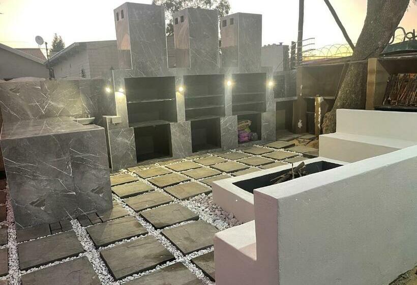 Пансион Semeni Asante Guesthouse