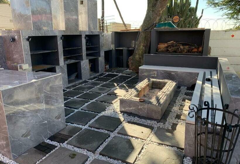 Пансион Semeni Asante Guesthouse