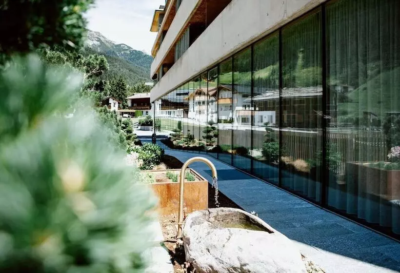 Отель Arlmont 4 Stern Superior