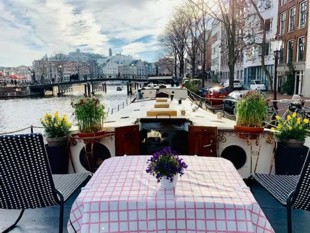 تختخواب و صبحانه Romantic Houseboat