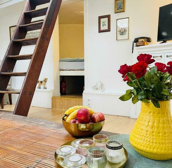 Bed and Breakfast Romantic Houseboat