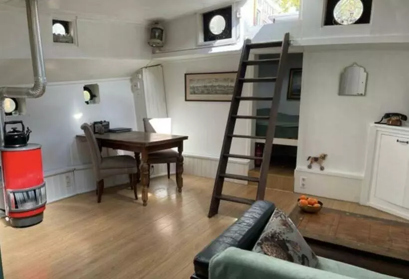 تختخواب و صبحانه Romantic Houseboat