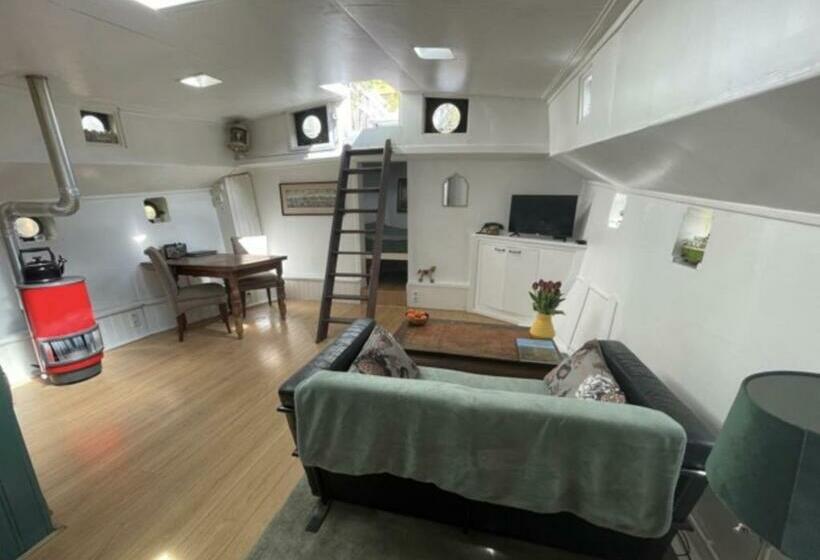 Bed and Breakfast Romantic Houseboat