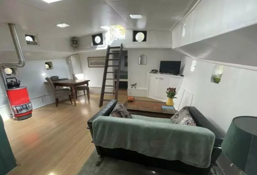 تختخواب و صبحانه Romantic Houseboat