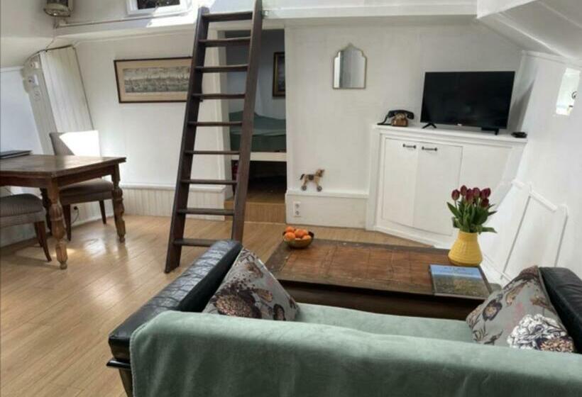 Bed and Breakfast Romantic Houseboat