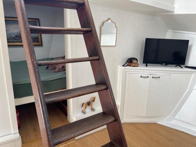 Bed and Breakfast Romantic Houseboat