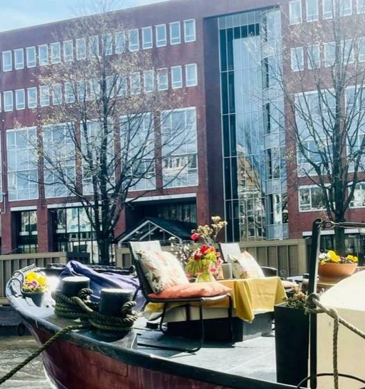 Bed and Breakfast Romantic Houseboat