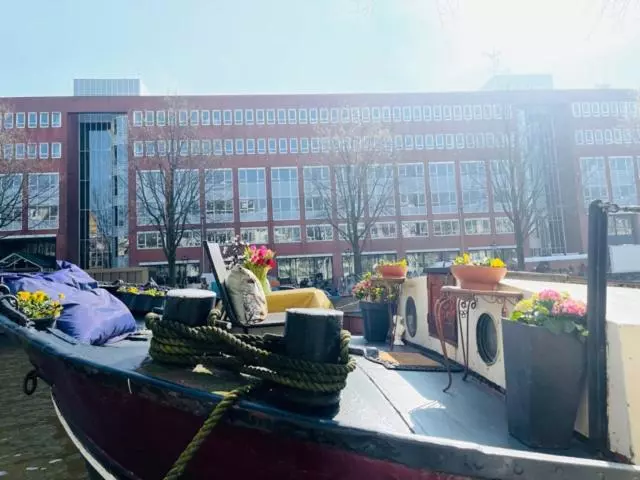 تختخواب و صبحانه Romantic Houseboat