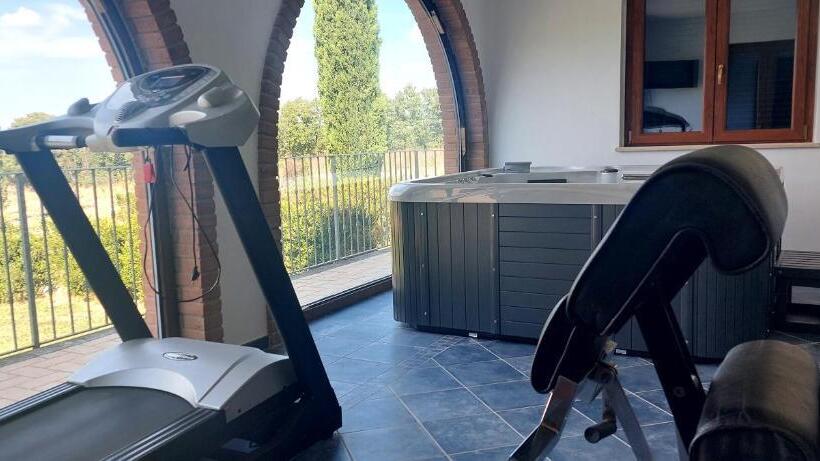 Отель Agriturismo Podere Bianca Maria