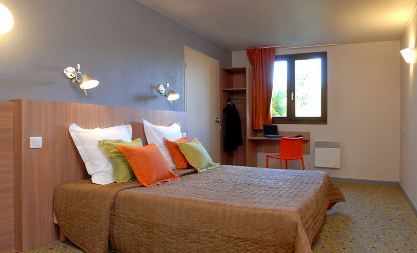 فندق Hôtel Savigny-Le-Temple