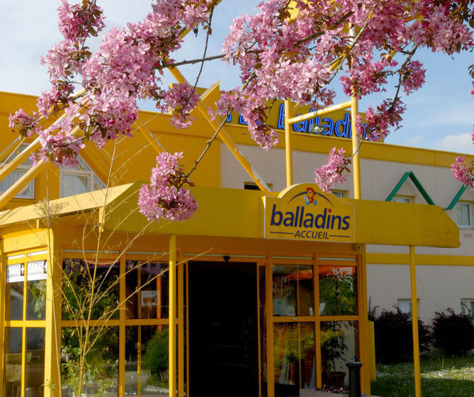 فندق Hôtel Savigny-Le-Temple