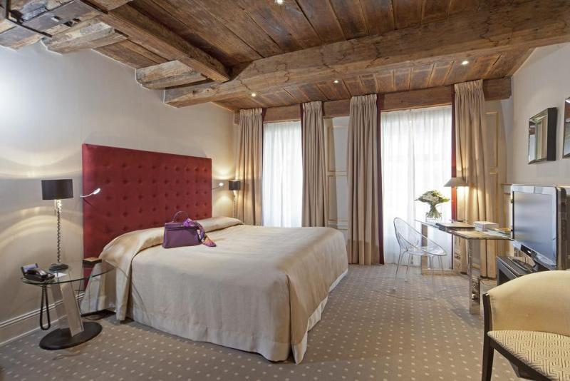 هتل Le Place D Armes   Relais & Châteaux