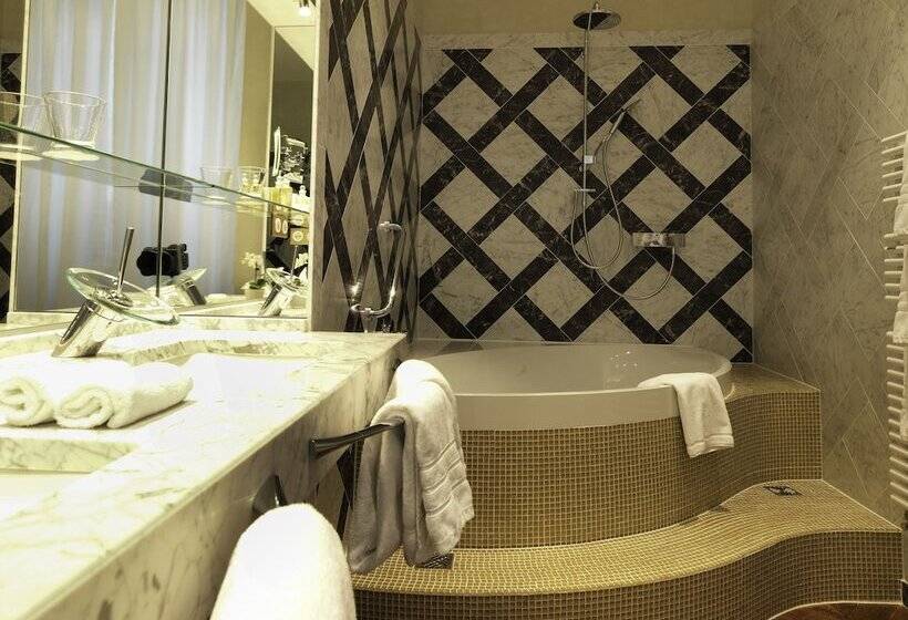 هتل Le Place D Armes   Relais & Châteaux