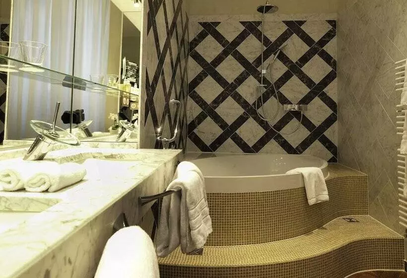 هتل Le Place D Armes Relais & Châteaux