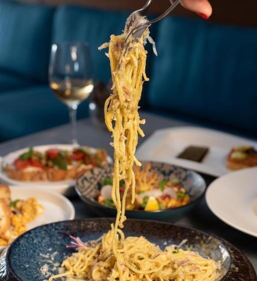 هتل Panorama Lviv