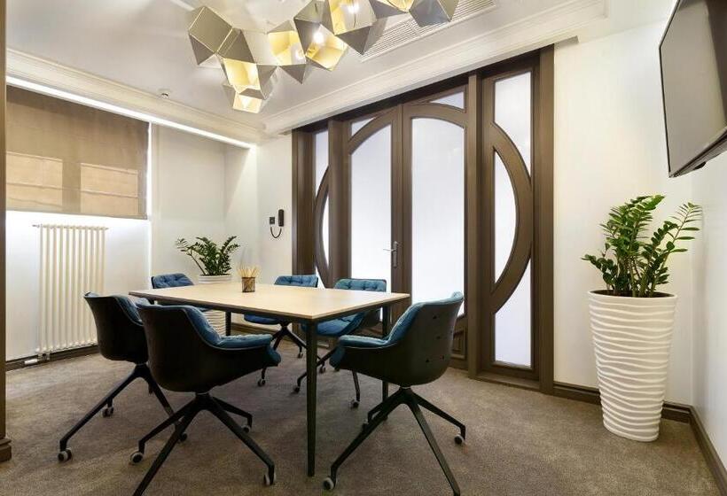 هتل Panorama Lviv