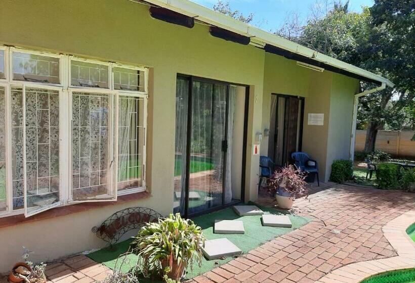 ペンション Chariots Guest House