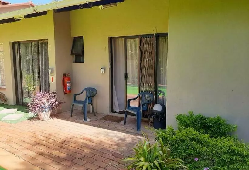 ペンション Chariots Guest House