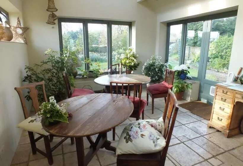 تختخواب و صبحانه Herb Cottage