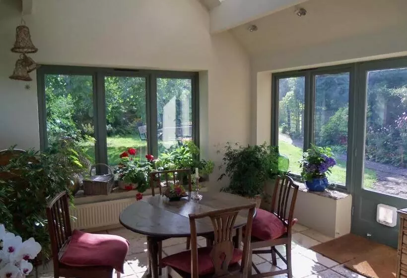 تختخواب و صبحانه Herb Cottage
