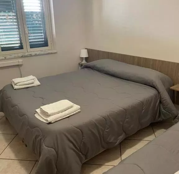 پانسیون Airport Tourist S Home