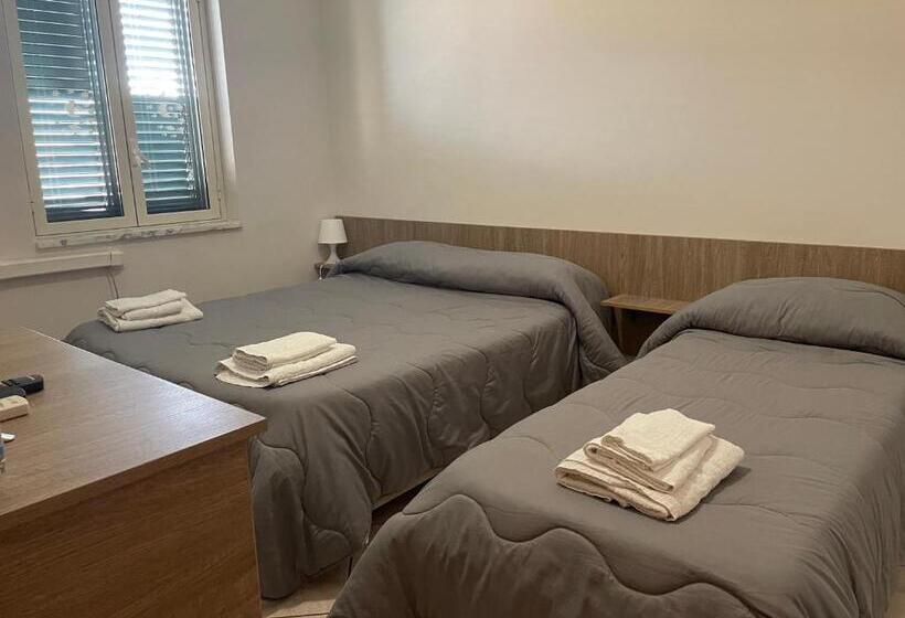 פנסיון Airport Tourist S Home