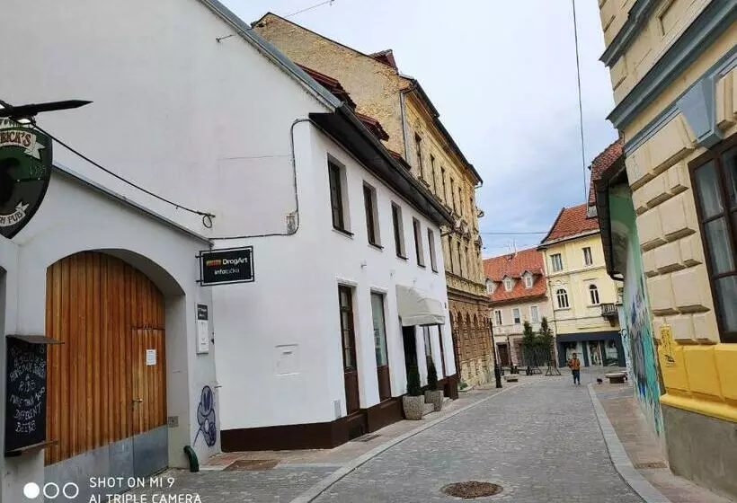 پانسیون Aparthotel Cross Street 4