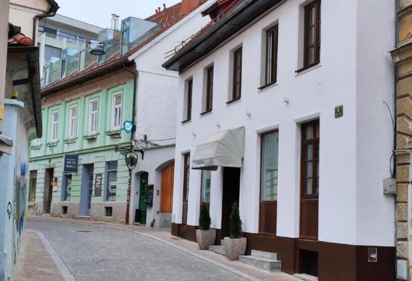 پانسیون Aparthotel Cross Street 4