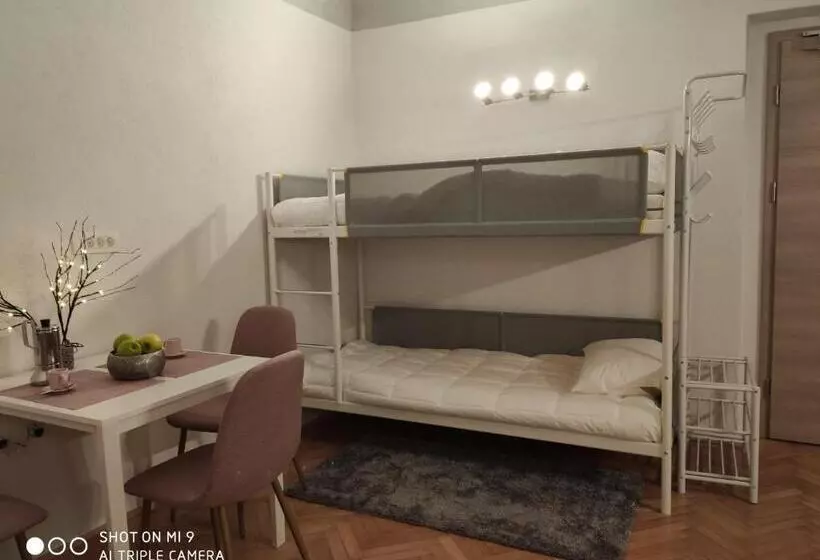 پانسیون Aparthotel Cross Street 4