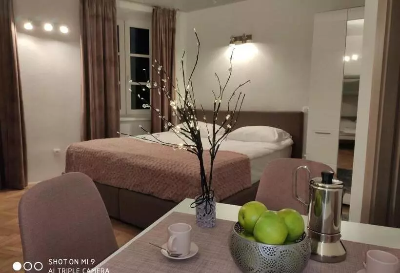 پانسیون Aparthotel Cross Street 4